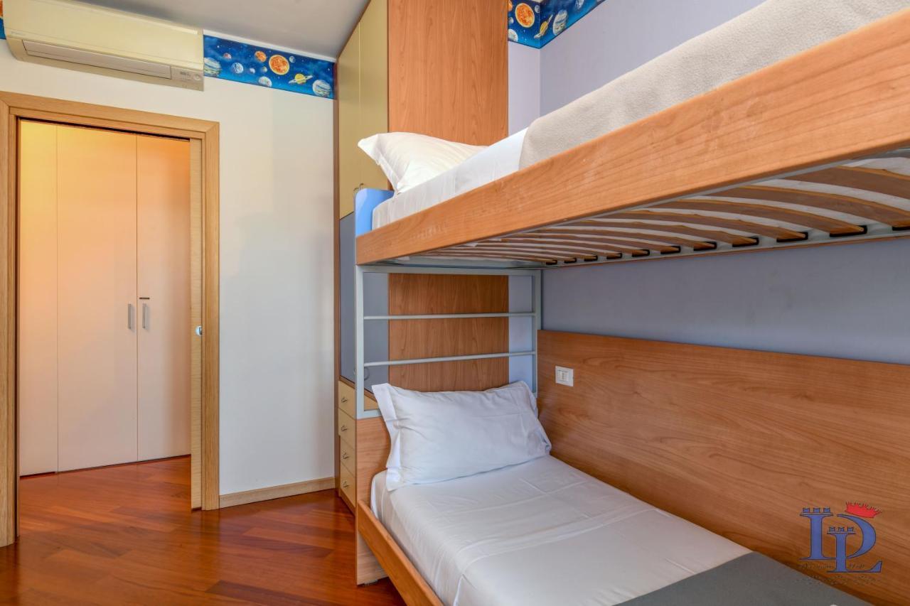 Desenzanoloft Official Partner Marriott Homes & Villas -Butterfly And 5 Pools Family Apartment Desenzano del Garda Exteriör bild