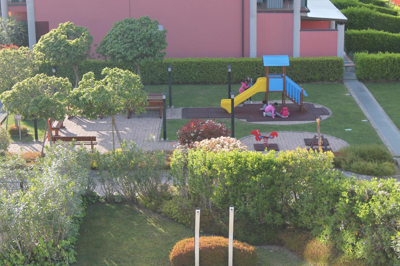 Desenzanoloft Official Partner Marriott Homes & Villas -Butterfly And 5 Pools Family Apartment Desenzano del Garda Exteriör bild
